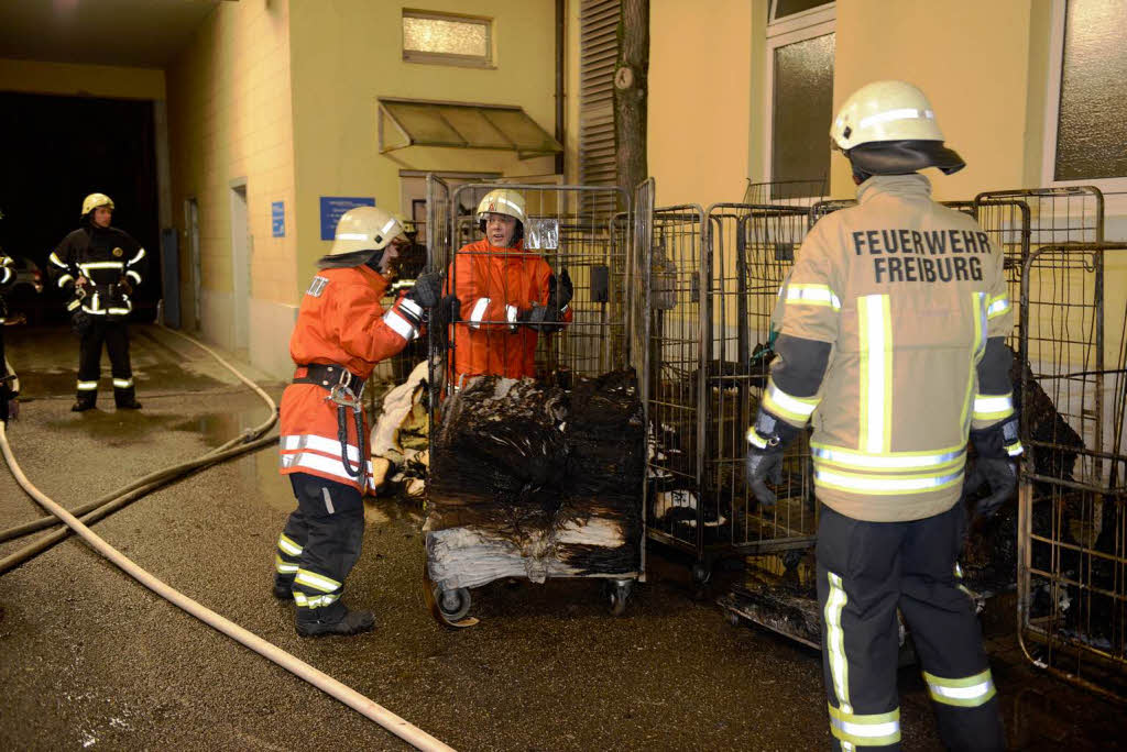 Ein Groaufgebot der Freiburger Feuerwehr lscht den Brand in der Zentralwscherei der Uniklinik.