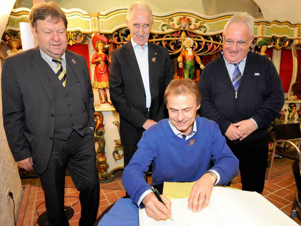 Olaf Thon trgt sich ins Goldene Buch der Stadt Waldkirch ein.