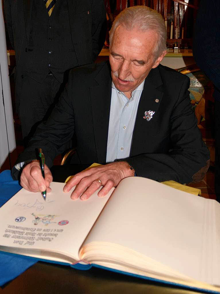 Horst Poganaz unterschreibt im Goldenen Buch der Stadt Waldkirch.