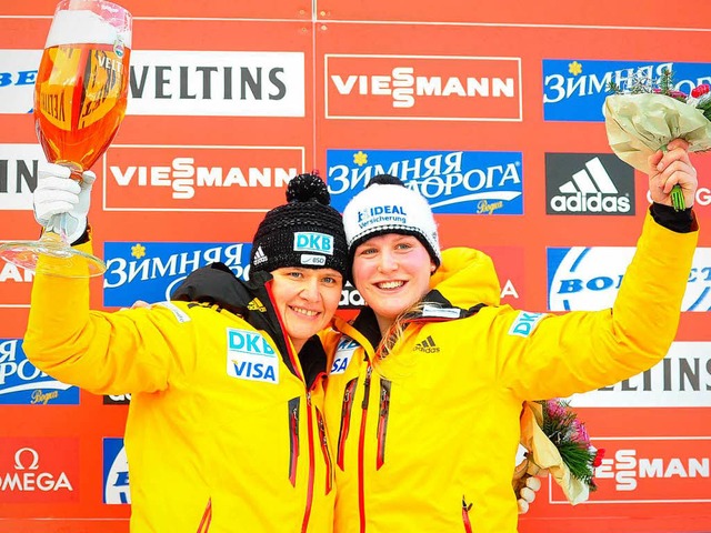 Sandra Kiriasis (l.) und Franziska Fritz bei der Siegerehrung in Winterberg.  | Foto: dpa