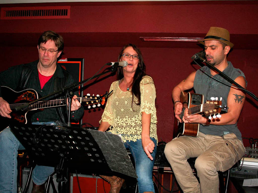 Klassischen Rock, Balladen und eigene Songs spielte „ACAcoustic“ im Gasthaus zum Kreuz.