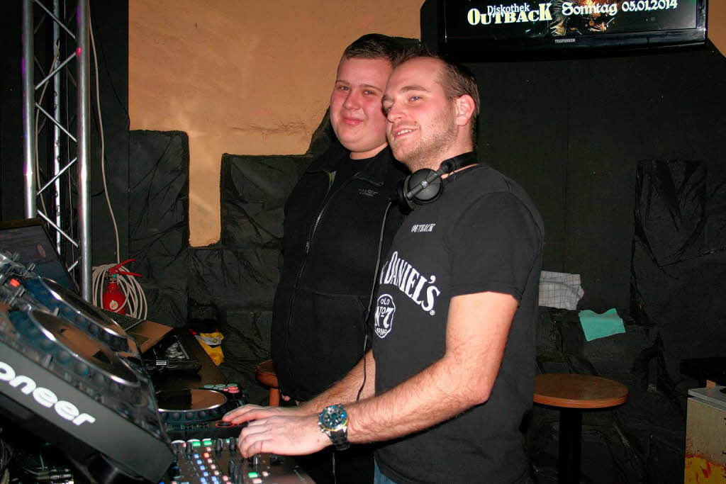 Den richtigen Sound zum Tanzen bot im Outback  DJ Urban(rechts) und fr die passende Lichtshow  sorgte LJ Yannick.