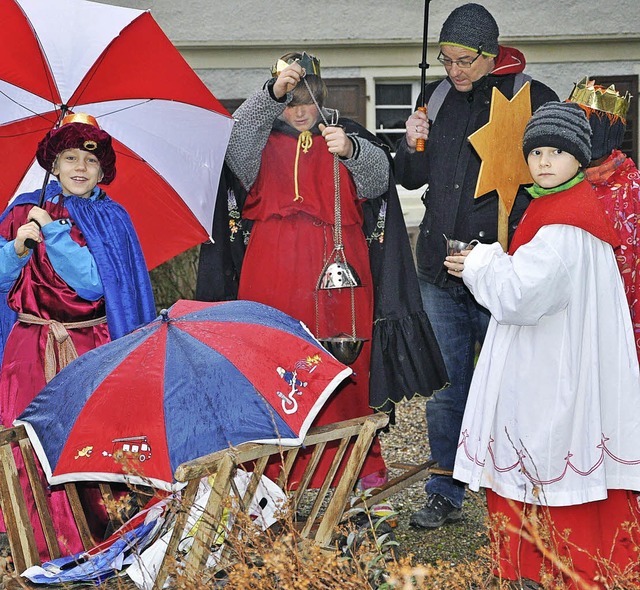 Drei Knige und ein Stern &#8211; gut ...Wind: die Sternsinger von Wettelbrunn.  | Foto: Rainer Ruther