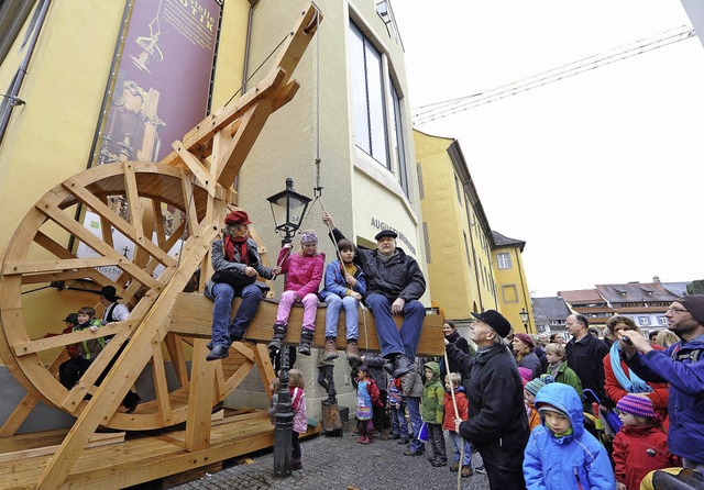 Weil Zimmererlehrling Lukas Kehle und ... auf dem Holzklotz nach oben schweben.  | Foto: Rita Eggstein