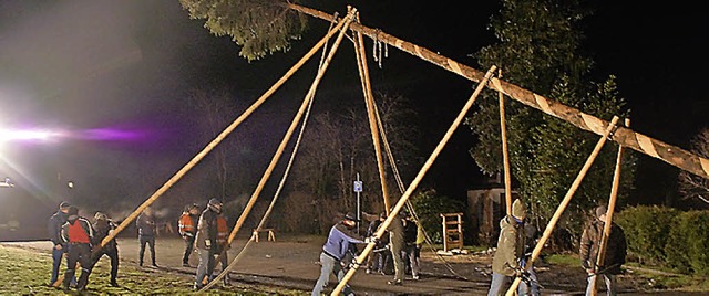 Erfolgreiche Schwerstarbeit: Das Aufstellen des Narrenbaums   | Foto: wehrle