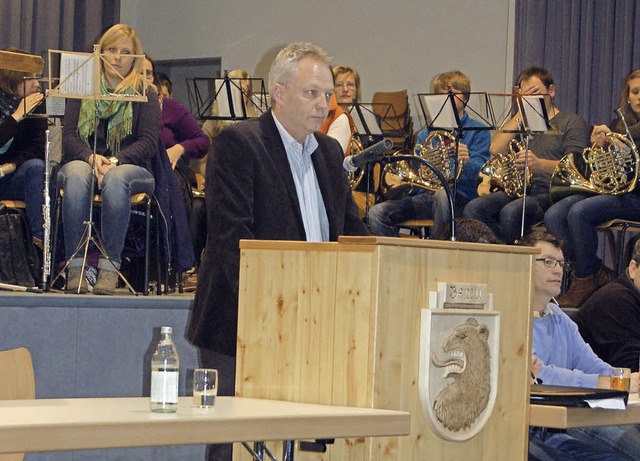 Ortsvorsteher Alexander Wei zog bei der Brgerversammlung in Berau Bilanz.  | Foto: Claudia Renk