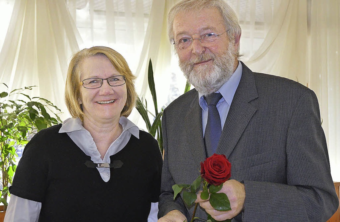 Zum Abschied des Landtagsabgeordneten ... Alfred Winkler mit einer roten Rose.   | Foto: Ingrid Böhm-Jacob