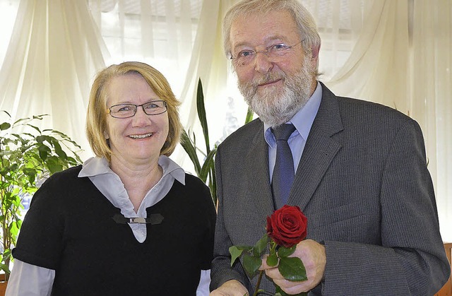 Zum Abschied des Landtagsabgeordneten ... Alfred Winkler mit einer roten Rose.   | Foto: Ingrid Bhm-Jacob