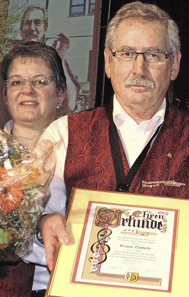 Die Groe Goldene Ehrenurkunde des Bun...r Hans Dbele; links  Ehefrau Salome   | Foto: Gottstein