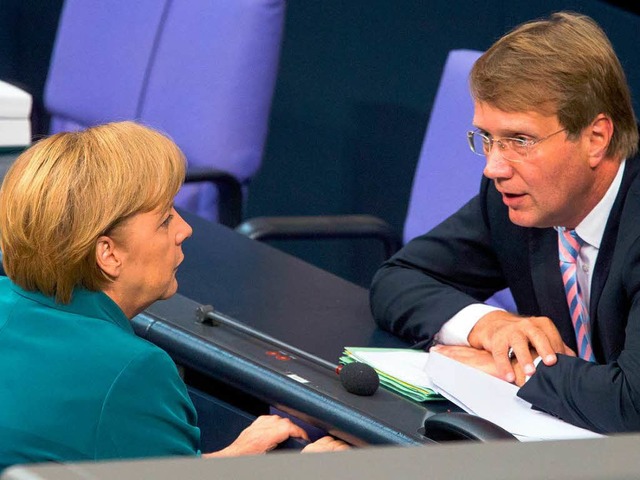 Merkel und Pofalla im Bundestag.  | Foto: dpa