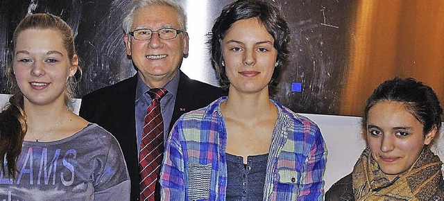 Lea Mller, Alisa und Anne Lais (von l...chen Leistungen ein Prsent berreicht  | Foto: Ralph Fautz