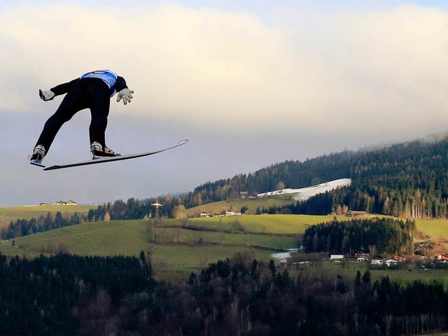 Skispringen im Grnen: Fr den  berfl...shofen von untergeordneter Bedeutung.   | Foto: afp, dpa