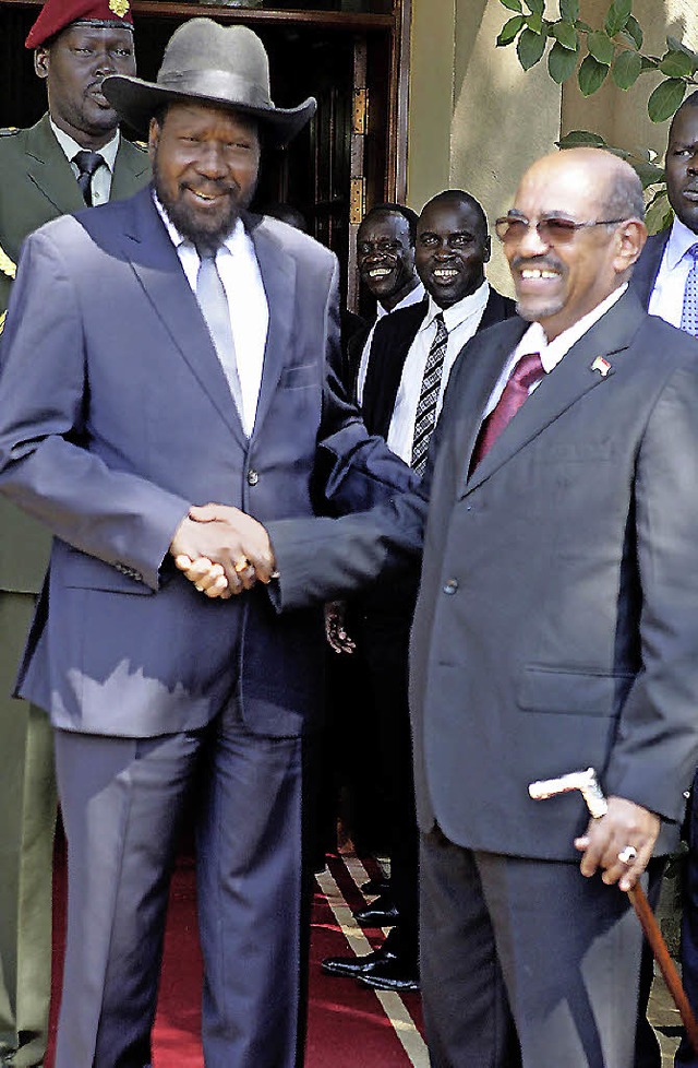 Sdsudans Prsident Kiir (links) begrt Omar al Baschir.   | Foto: dpa