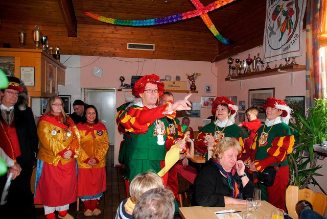 Oberzunftmeister Bernd Netzlaff zeigt ...g der diesjhrigen Fasnachtssaison an.  | Foto: Norbert Sedlak