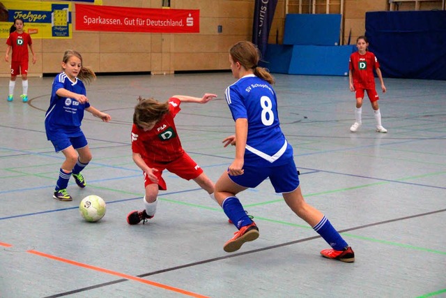 D-Juniorinnen des SV Schopfheim (blau) im Gruppenspiel.  | Foto: Monika Weber