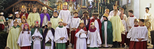 Pfarrer Michael Gartner (rechts) empf...r Ringsheimer Kirche die Sternsinger.   | Foto: Adelbert Mutz