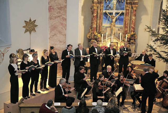 Chor, Orchester und Dirigent beim Konzert in der Mahlberger Schlosskirche   | Foto: Sandra Decoux-Kone