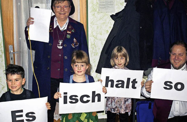 Zeremonienmeisterin Maria Kpfer verk...e Motto &#8222;Es isch halt so&#8220;.  | Foto: Paul Schleer