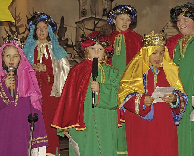Die Sternsinger der katholischen Pfarr...Besuch, bei dem sie Lieder vortrugen.   | Foto: karin wortelkamp