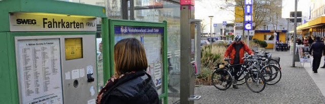 Vor dem Weiler Kaufring halten ab Ende...n und nach Basel oder Mllheim fahren.  | Foto: Lauber