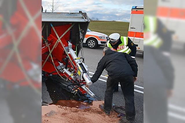 Anhnger kippt auf B 31 um