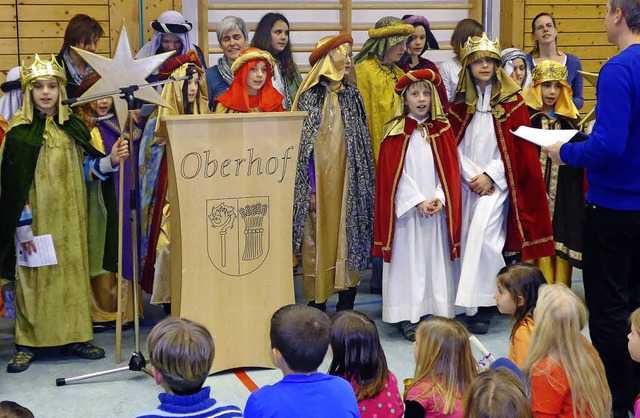 Zum Abschluss des Dreiknigshocks  traten die  Sternsinger  auf.    | Foto: Claudia Marchlewski