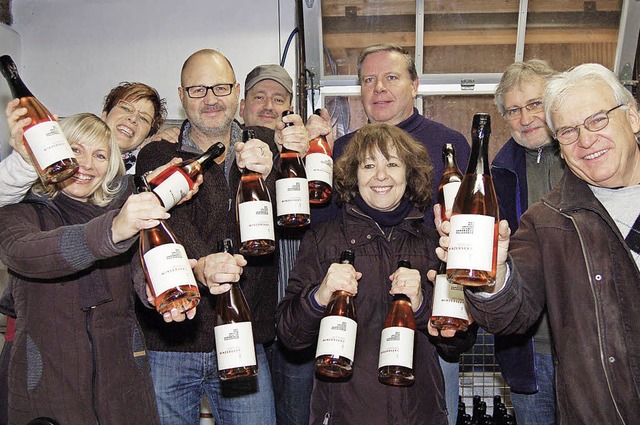 Der Winzersekt der IG Weinbau aus Herten erweist sich als Verkaufsknller.   | Foto: Heinz Vollmar