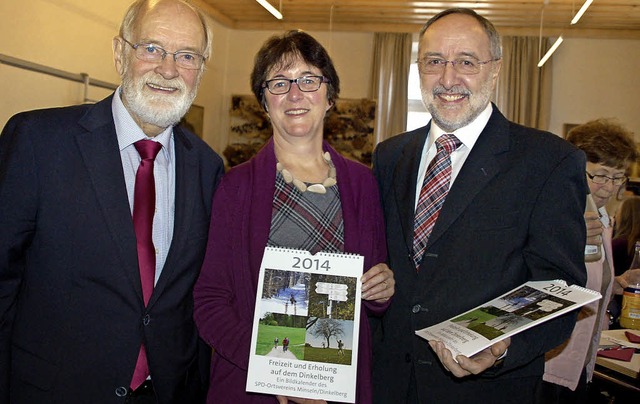 Wilhelm Hundorf (von links) und Evelin...eher Gustav Widmann berreicht bekam.   | Foto: Petra Wunderle