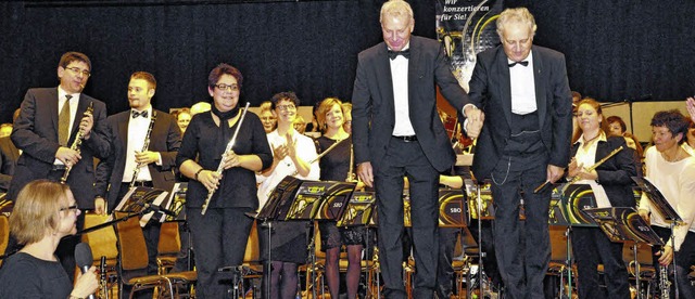 Die beiden Orchesterdirigenten Hansjr...hrskonzert in der Stadthalle Waldshut.  | Foto: Herbert Schnbele