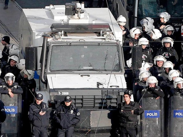 Polizisten beobachten eine Demonstration gegen die AKP-Regierung in Istanbul.   | Foto: DPA