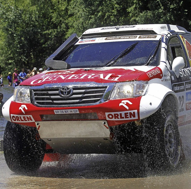 Mit seinem Toyota ist Adam Malysz derzeit bei der Rallye Dakar noch ohne Chance.  | Foto: dpa