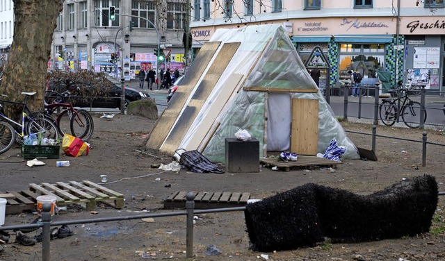 Linke Demonstranten verhinderten die R...: das Camp am Oranienplatz in Berlin.   | Foto: dpa
