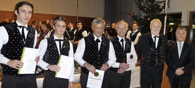 Der Prsident des Markgrfler Musikver...r und Kurt Pfefferle (von links) aus.   | Foto: Eberhard Gross