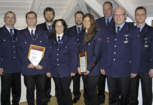 Die geehrten Riegeler Feuerwehrleute m...erin Barbara Doraciak (4. von links).   | Foto: Helmut Hassler