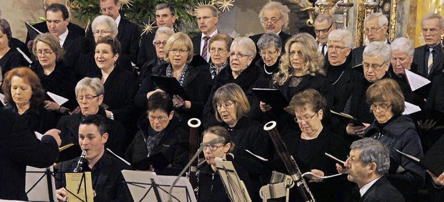 Weihnachtskonzert mit Instrumentalbegl... Kirchenchor Sankt Alexius in Aktion.   | Foto: Hge