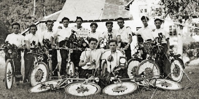 Einige der  fr ihre langjhrige Mitgl... Pokal in der Disziplin Fahrradkorso.   | Foto: privat