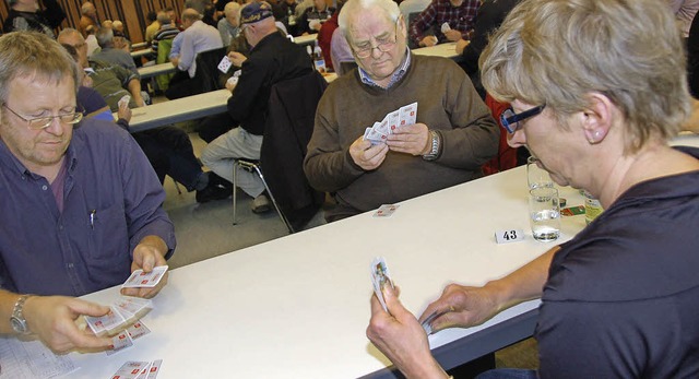 Beim traditionellen Skatturnier in Gundelfingen ist Taktik Trumpf  | Foto: Andrea Steinhart