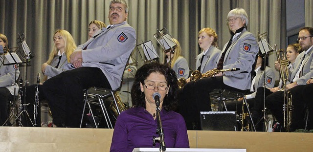 Ortsvorsteherin Silvia Zeitz hielt Rc...r Brgerversammlung in Untermettingen.  | Foto: Claudia Renk