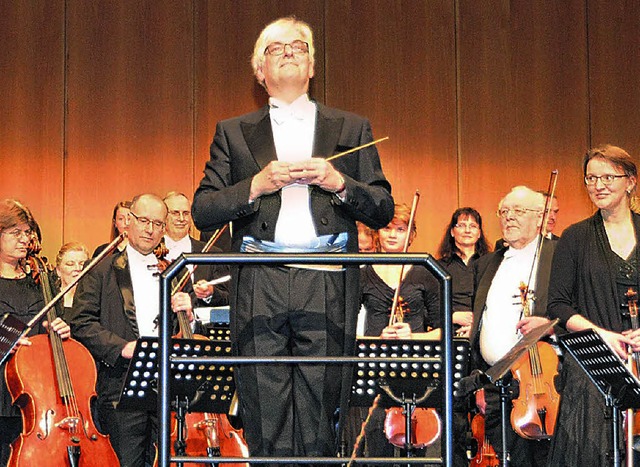 Dirigent Jrg Iwer mit einem Teil des Orchesters  | Foto: Faigle