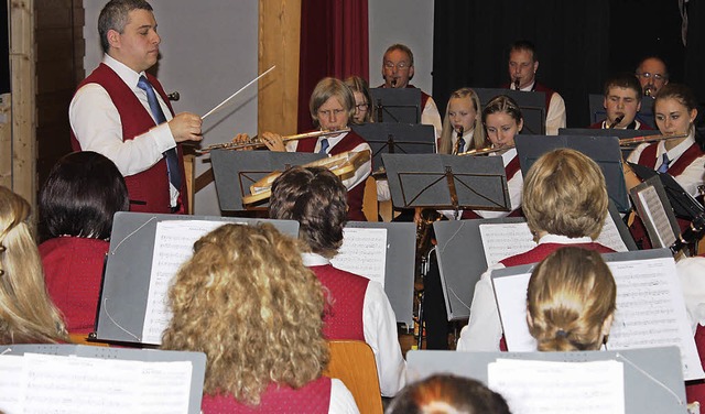 Mit viel Fachkompetenz und Elan meiste...ll besetzten Brgerhalle in Unadingen.  | Foto: Christa Maier