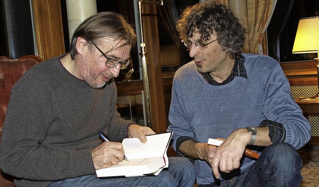 Autor Wolfgang Schorlau (links)  signi...Lesung in Hinterzarten  seine Bcher.   | Foto: Marion Pfordt