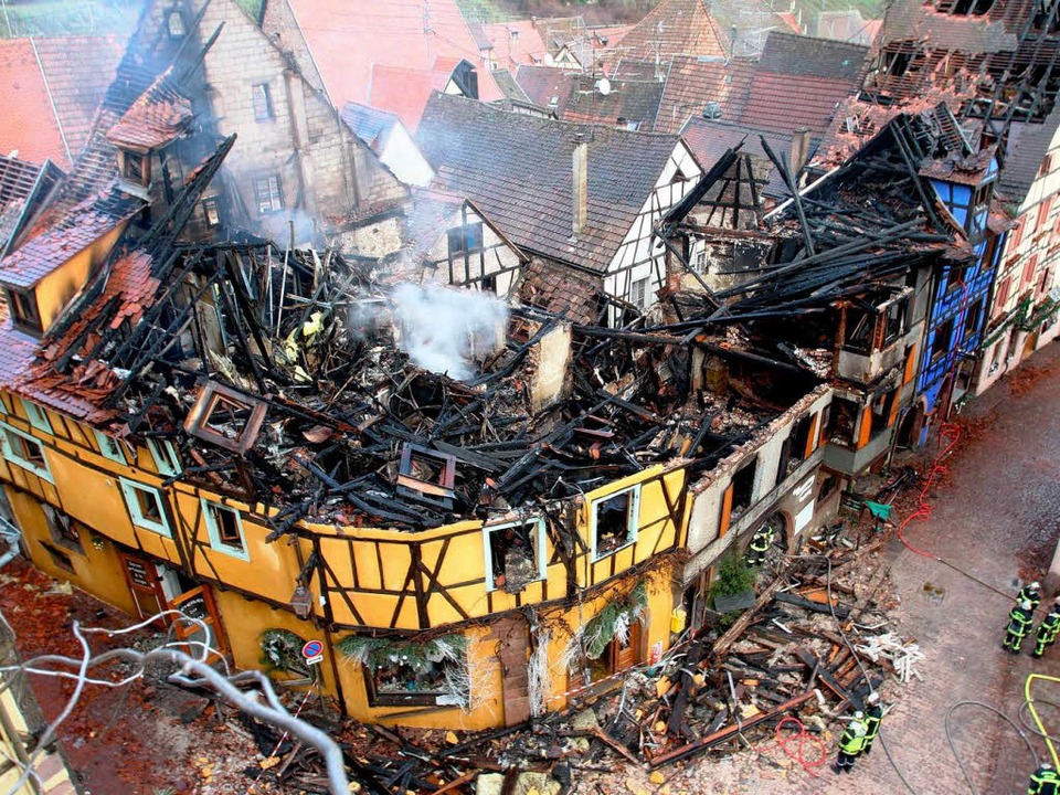 Blick vom Wehrturm Dolder auf die vom Feuer zerstrten Huser in Riquewihr   | Foto: Jean-Franois Frey