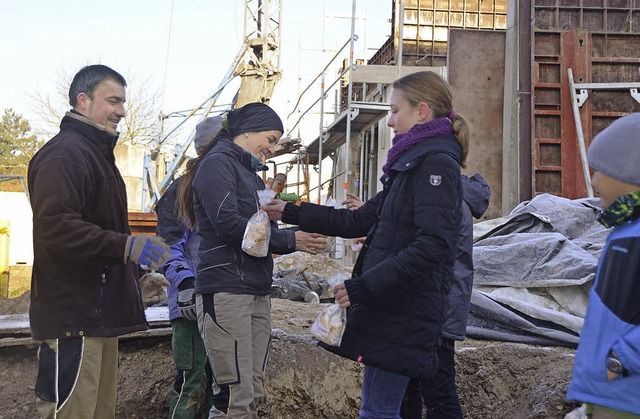 Die Schler  des Theresianums bergabe... Geschenke an das archologische Team.  | Foto: denys golikov