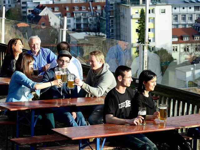 Die Biergartensaison auf dem Schlossberg hat begonnen.  | Foto: Ingo Schneider