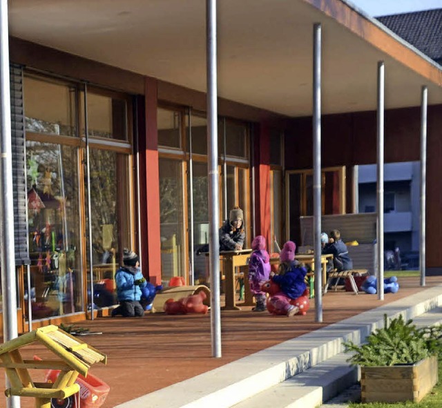 Die Terrasse verbindet beim Kinderhaus Wyhlen den Innen- mit dem Auenbereich.   | Foto: Martina Weber-Kroker