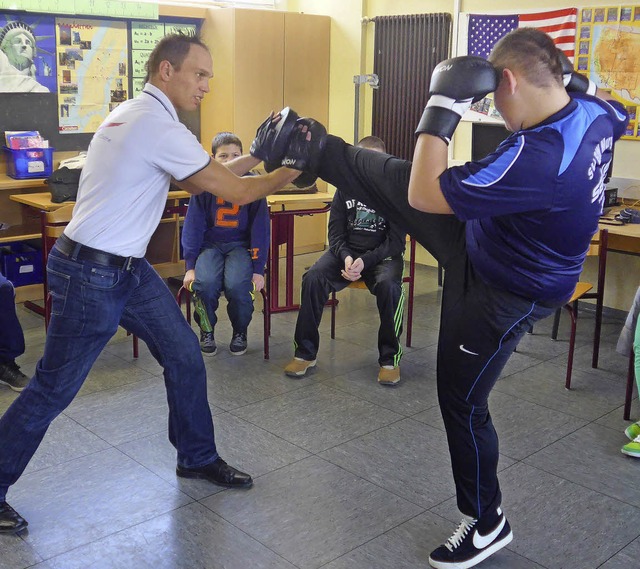 In einer kleinen bungseinheit probier...selbeck (links) Kickbox-Tritte  aus.    | Foto: Claudia Marchlewski