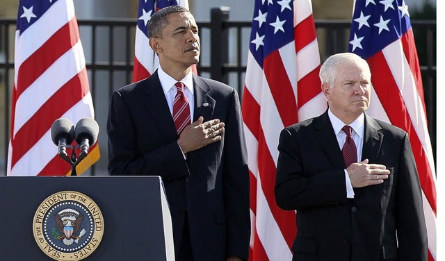 Hand aufs Herz: US-Prsident Barack Obama und Robert Gates  | Foto: dpa