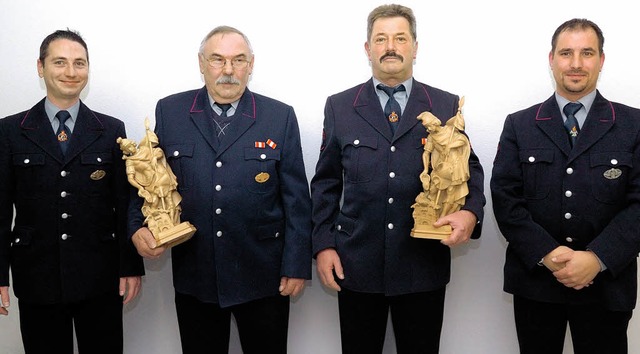 Kommandant Bjrn Breisacher (rechts) k... Jahre aktiven Feuerwehrdienst ehren.   | Foto: Jrgen Schweizer