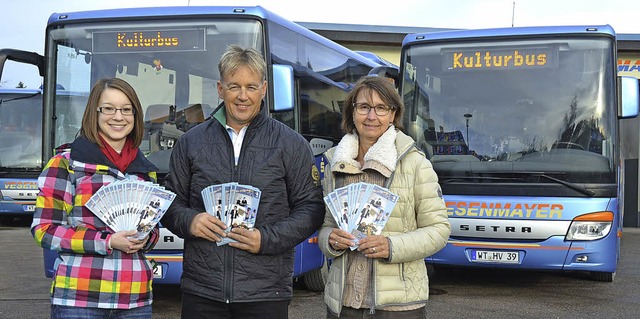 Malina Groe, Ingo Bauer und Sibylle V...sentieren den neuen Kulturbus-Flyer.   | Foto: KHNEMUND
