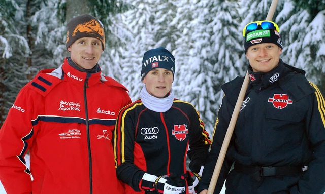 Biathlon-Landestrainer Dirk Scheja (li...llegen Ina Metzner und Roman Bttcher   | Foto: Ruoff